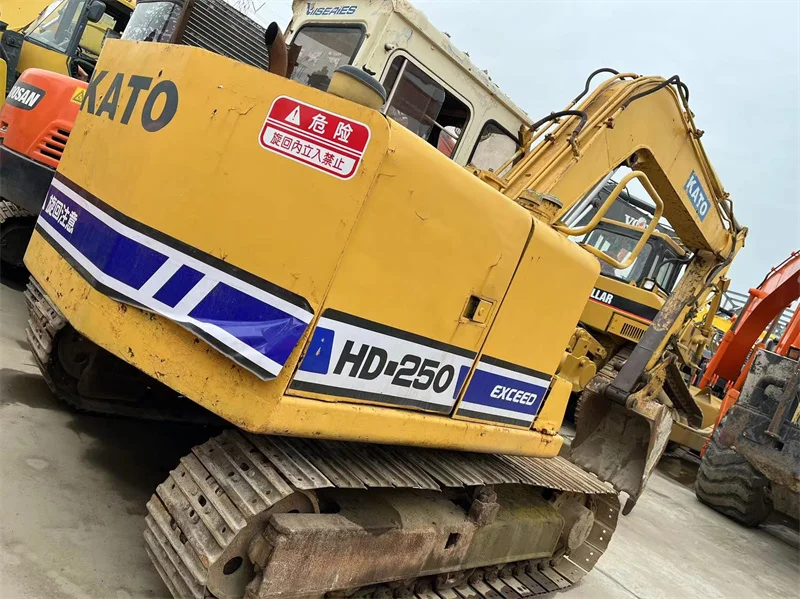 Used KATO HD250 Japan Made Mini Hydraulic Crawler Excavator Digger Earth Moving for Sale