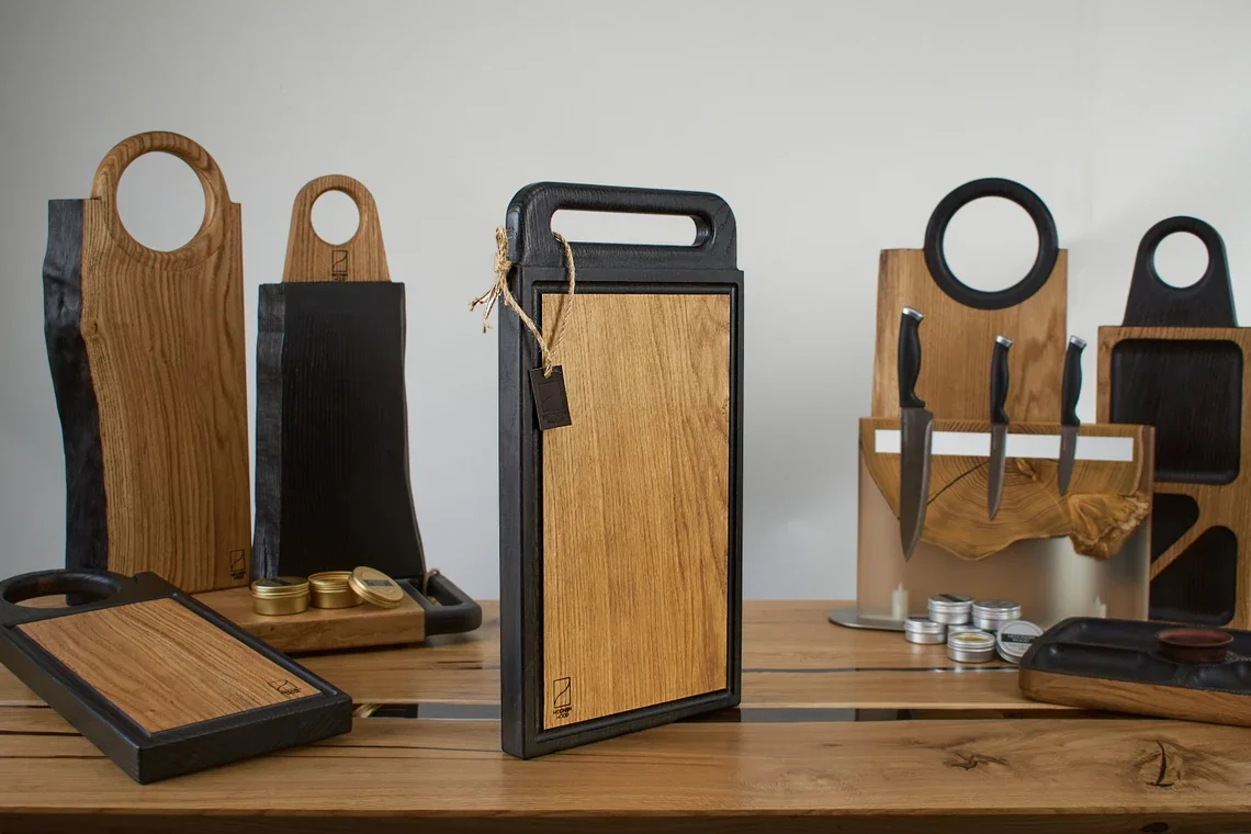 Natural Wood Chopping Board with Handle Massive Black Cutting Board Oak Charcuterie Tray Custom Engraved Kitchen Chopping Board