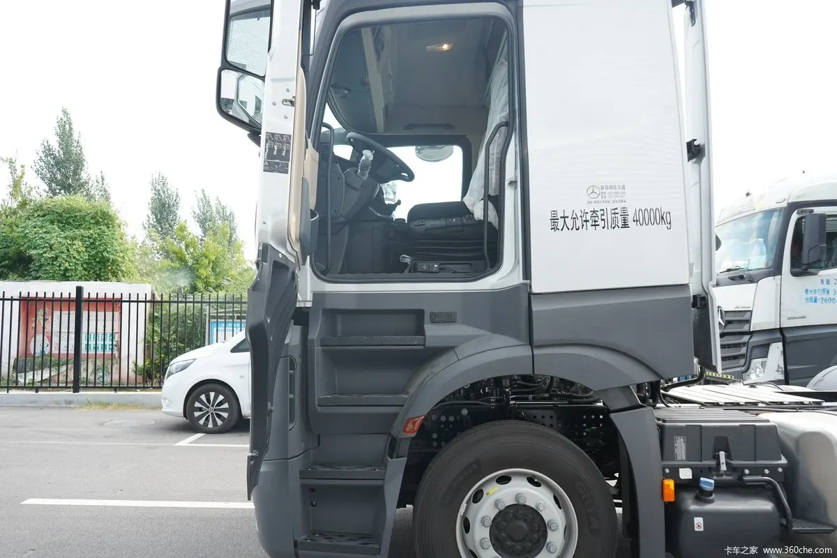 New Actros 1848 2648 2653 4x2 6x4 Tractor Trucks 530Hp 40T Diesel Manual Transmission Large Inventory Euro 6 Emission Standard