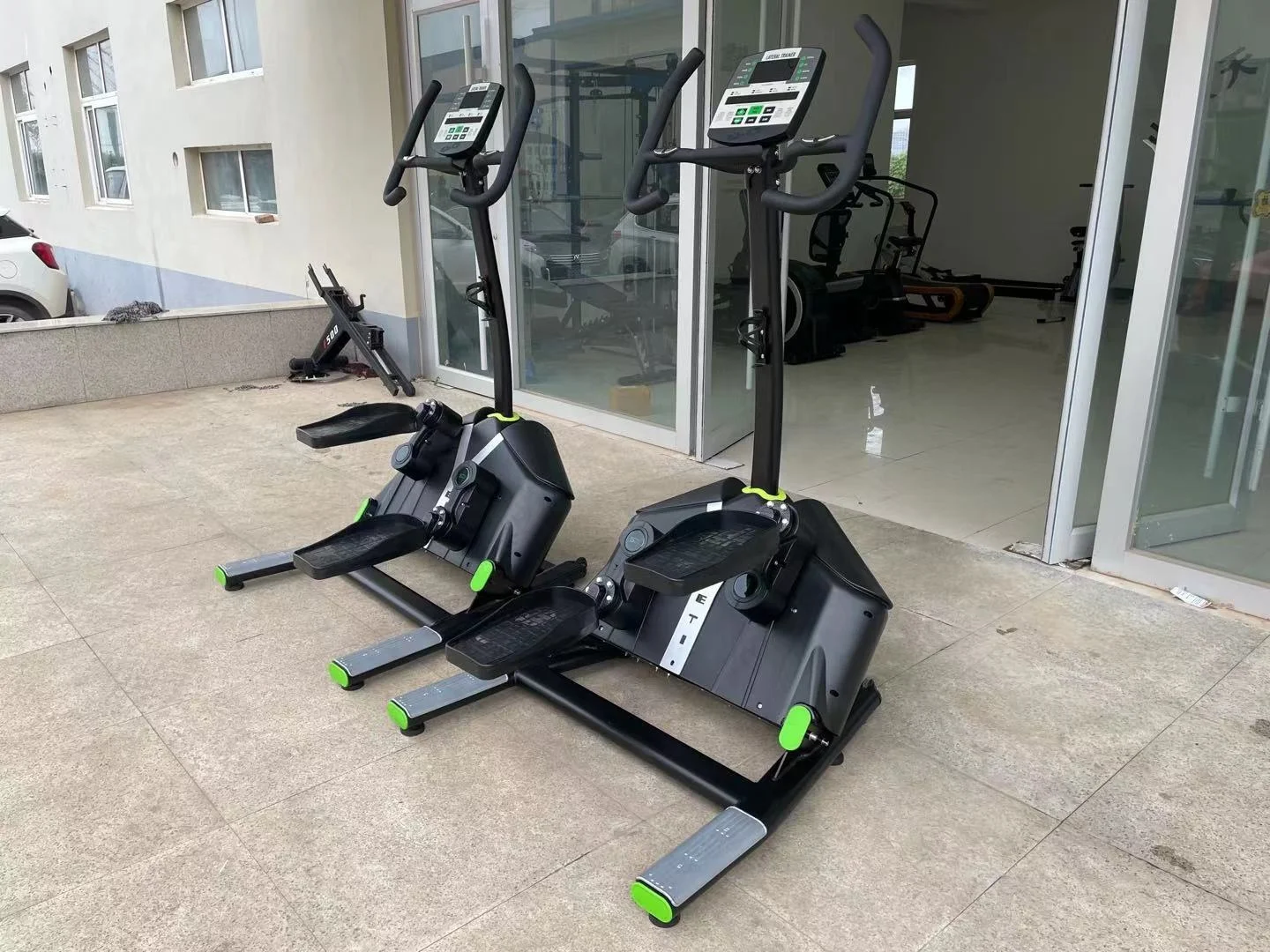 Elliptical Machine Self generating type spacewalker Transverse elliptical machine Electromagnetic regulation for fitness