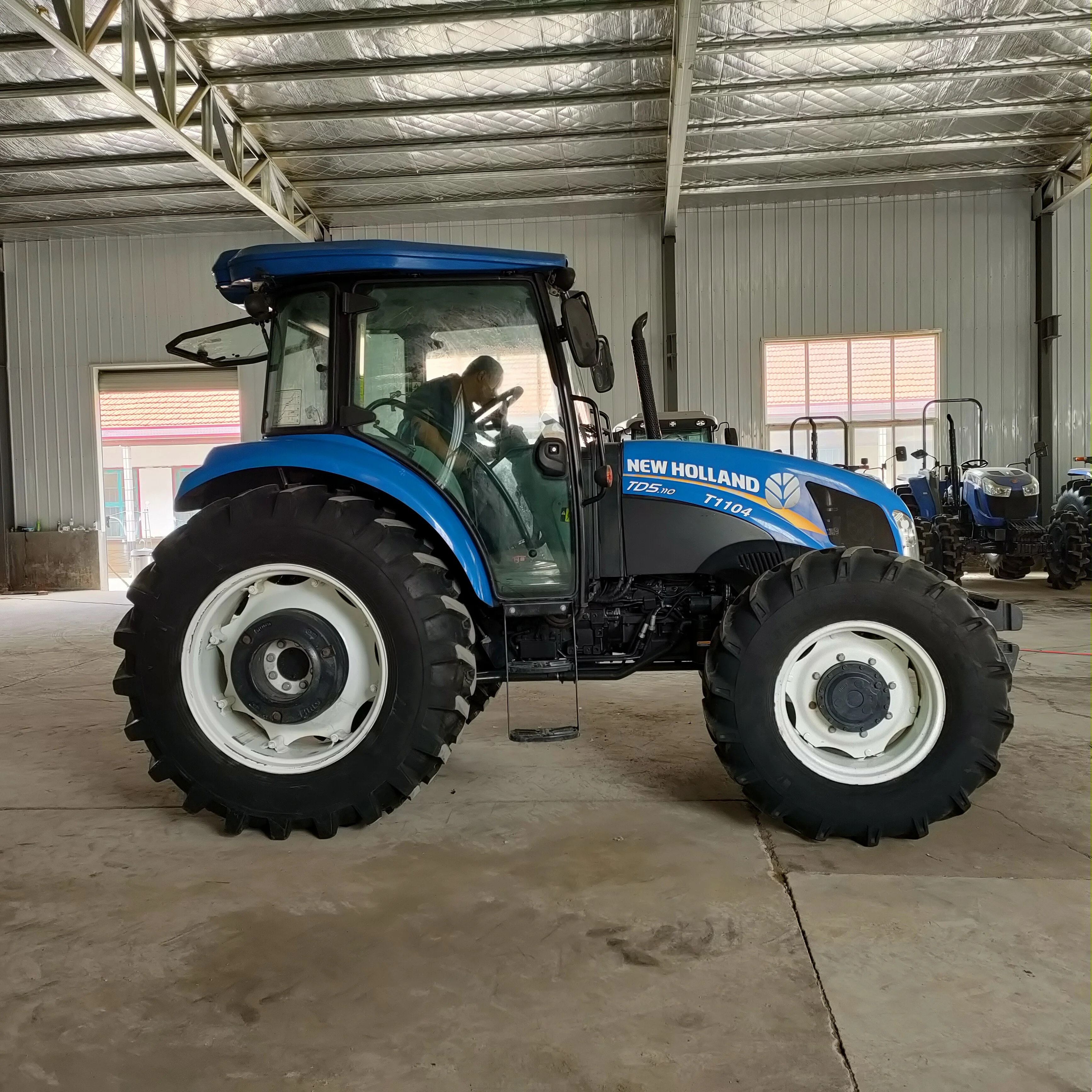 used/second hand & quality farm wheel tractors New Holland T1104 with cabin 4x4wd agricultural machinery cheap