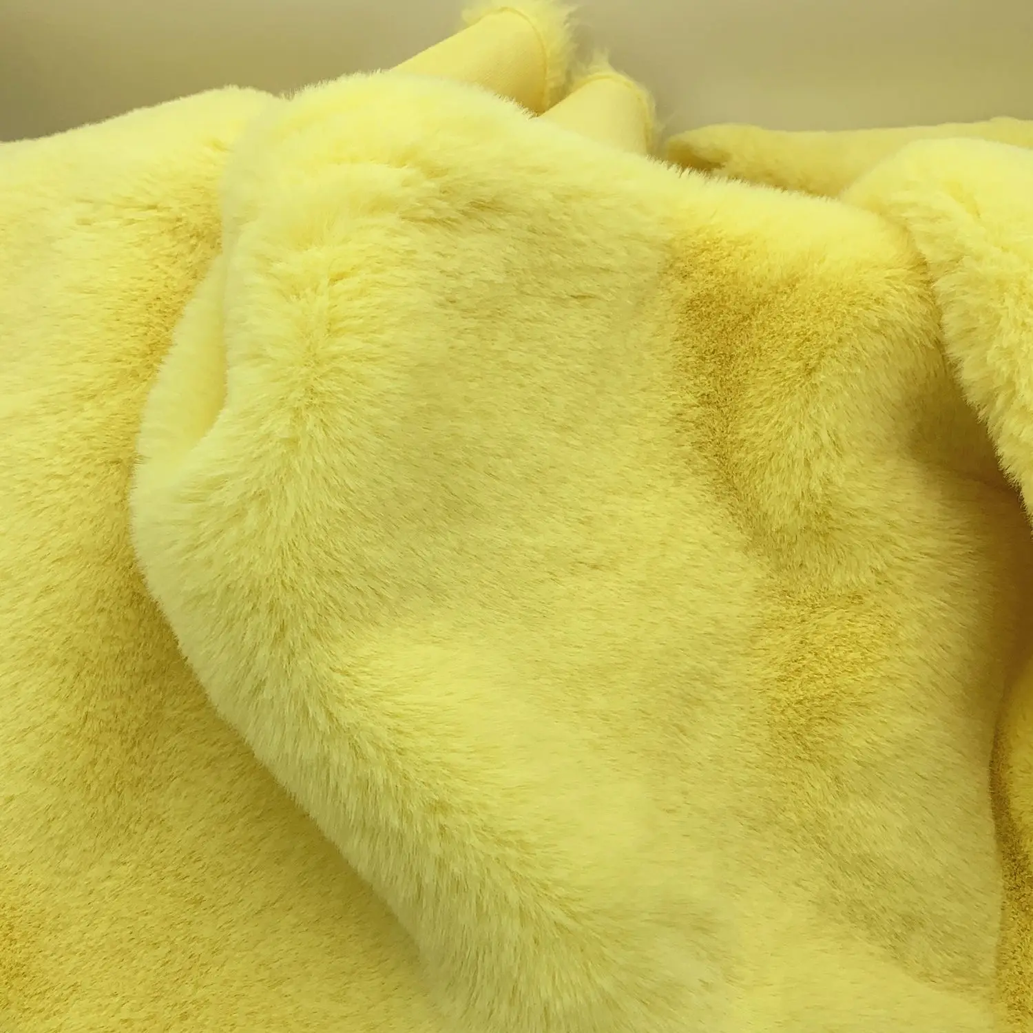 Wholesale 1550GSM 22mm Pile Faux Fur Colorful Thick Faux Fox Mink Fur Fabric For Garment Home Textile