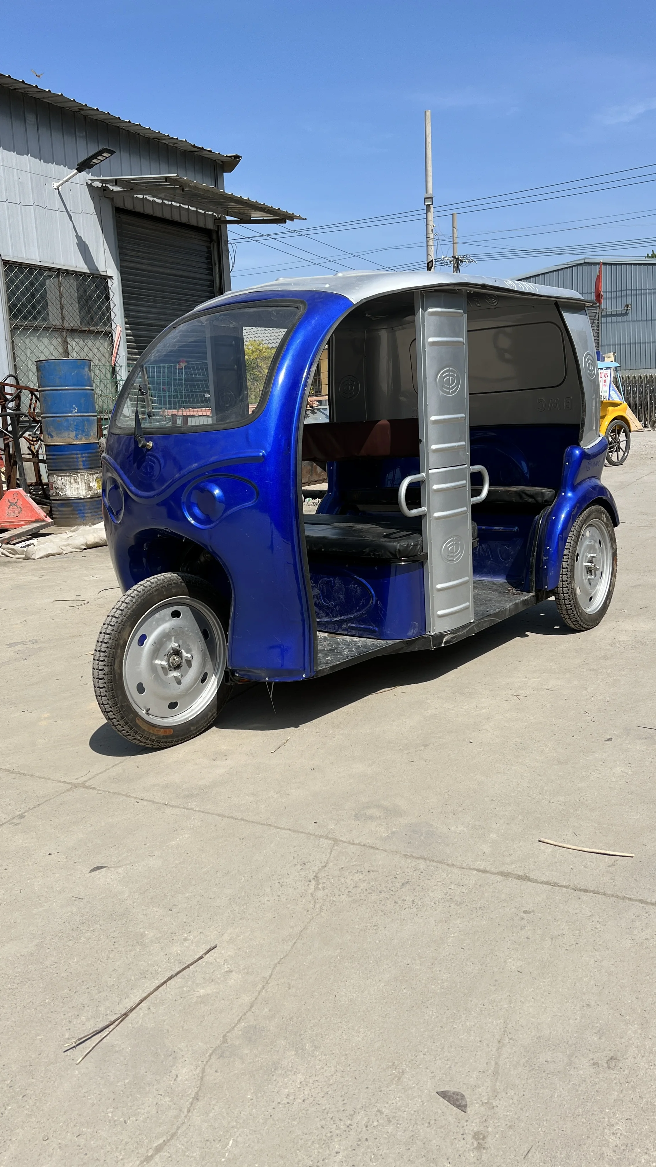 China Popular Electric Enclosed Tuk Tuk Tricycle 3 Wheels Big Space Passenger Sightseeing Rickshaw
