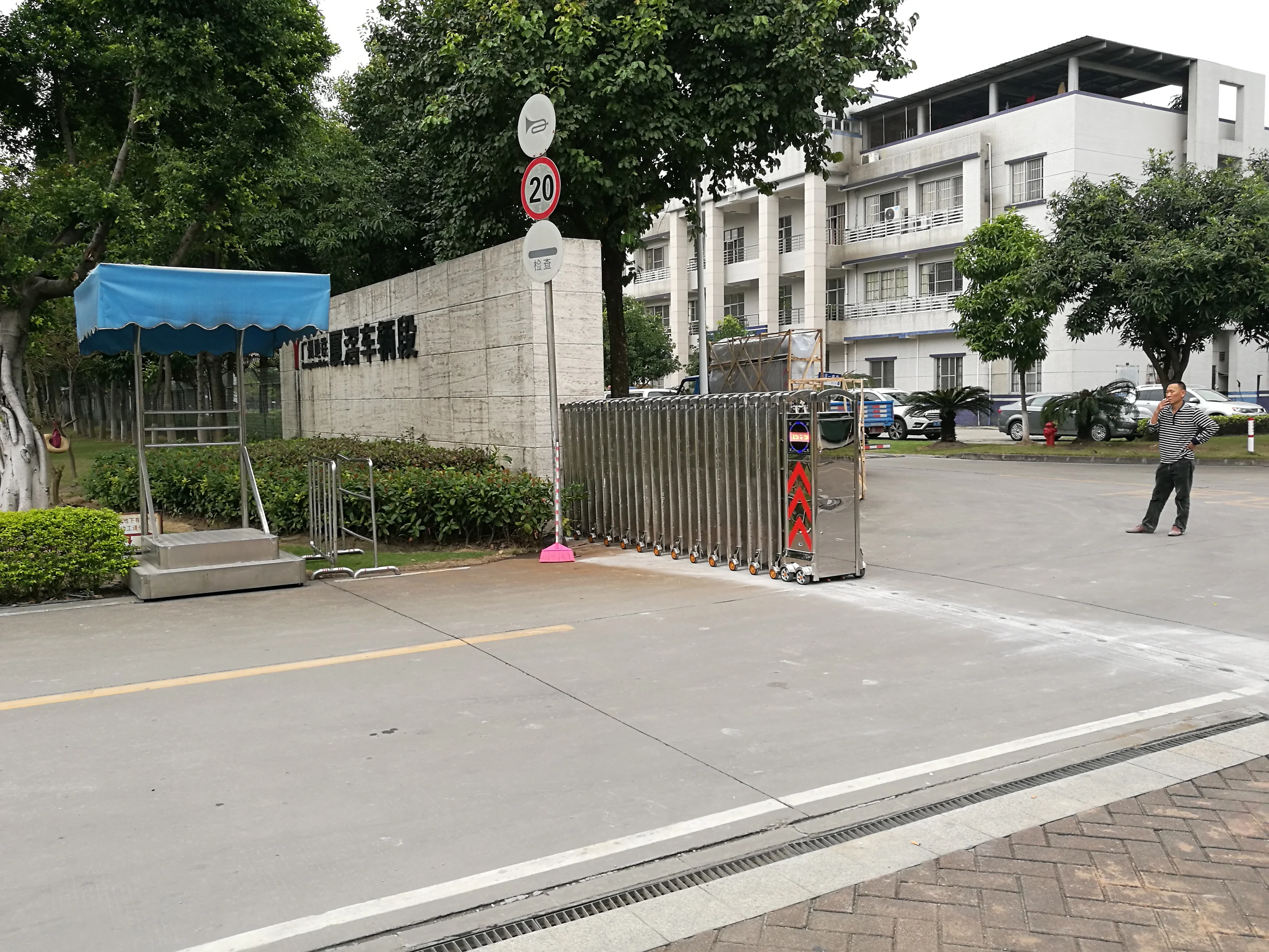 Stainless Steel Retractable Automatic Collapsible Gate With Remote Control for School