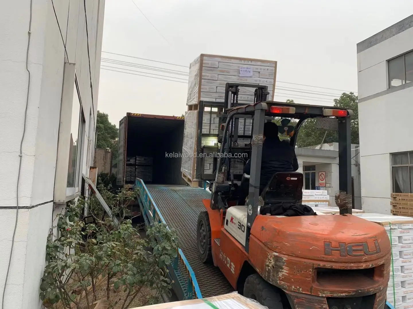 Anti-slip birch wooden ! 14mm engineered wood flooring cheap price  hardwood flooring plank stripe wood flooring for indoor