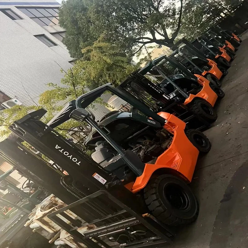 Used 3 ton Toyota FD30 forklift trucks for cargo handling selling well in Malaysia