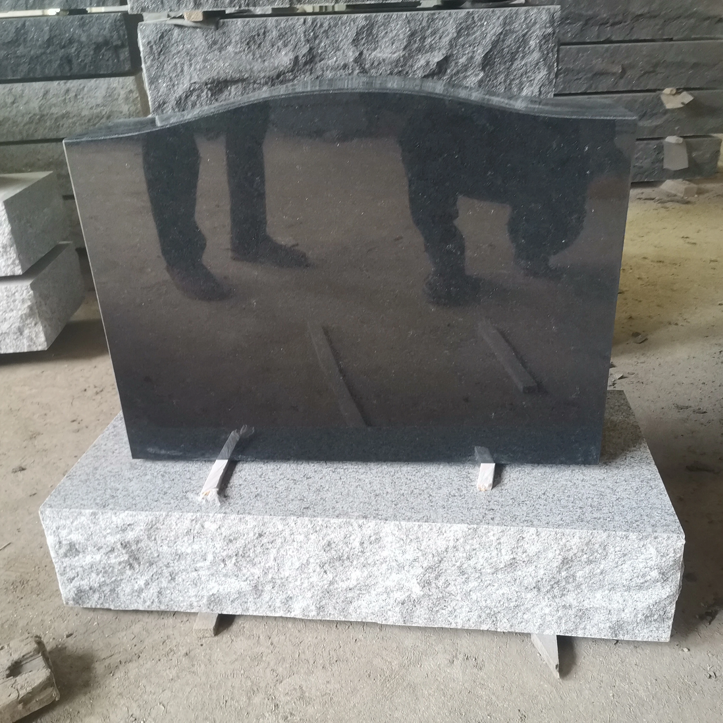 Hot Sale China Black Granite Upright Serp Headstones Monument with Grey Base