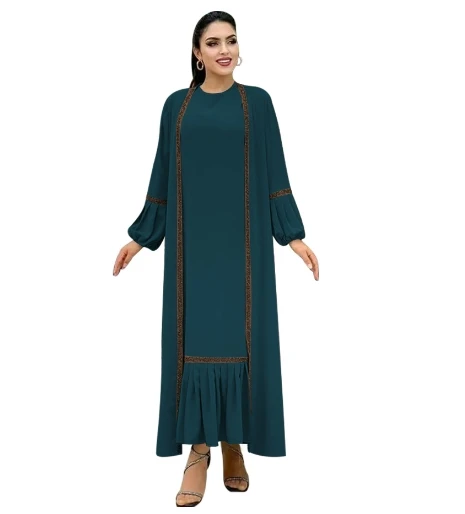 A trendy and elegant Middle Eastern dress paired with a popular new colored pearl in Europe and the United States