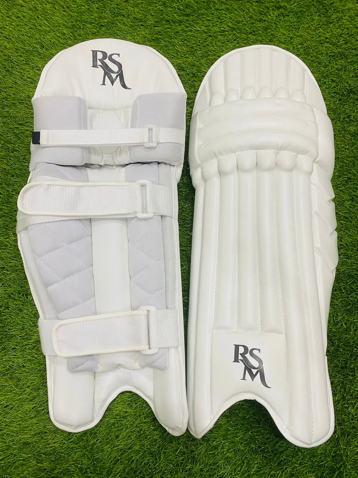 RSM CRICKET SUPPLIES LEG GUARD COLOR BLACK & WHITE