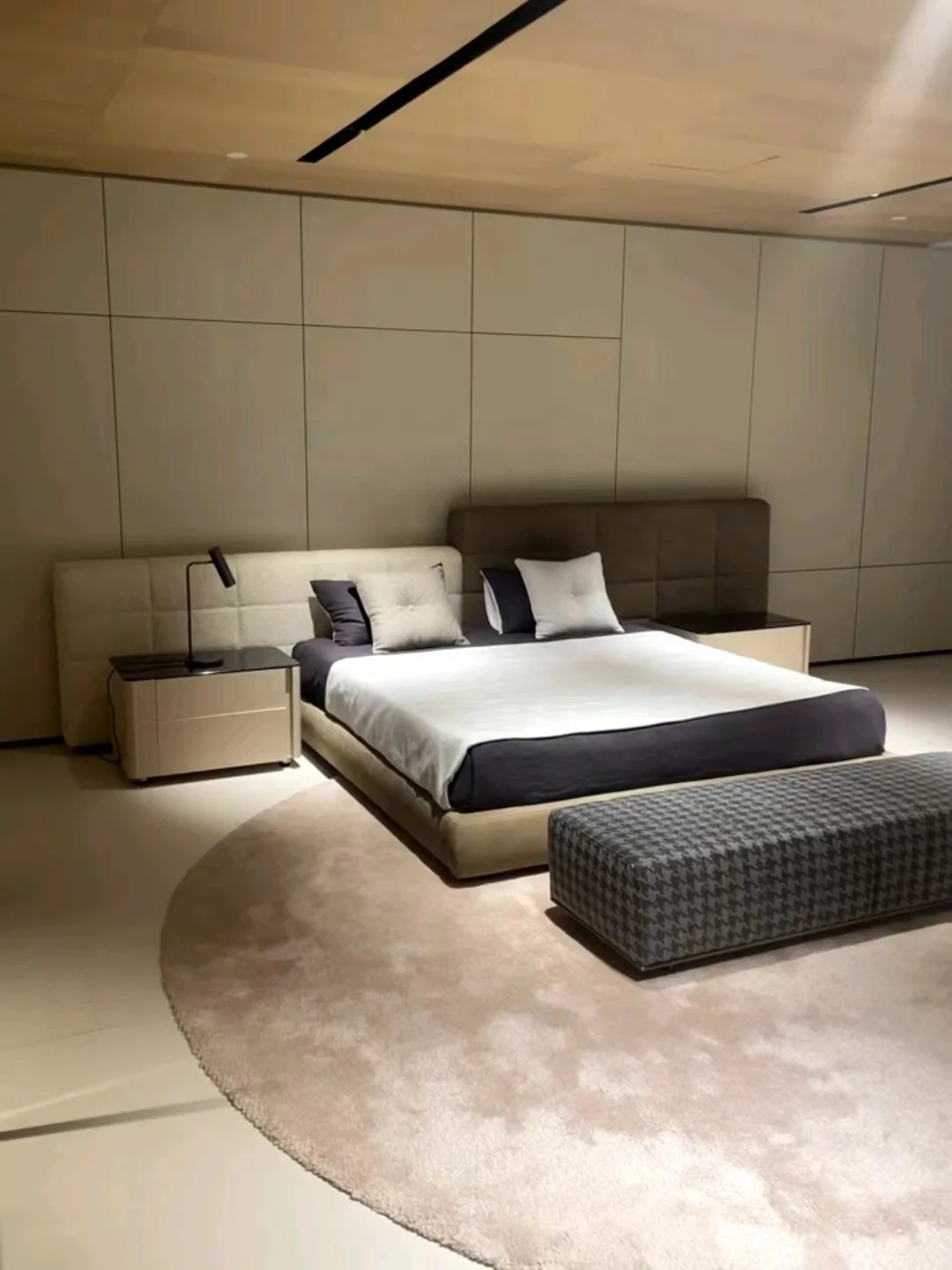 Italy Lawrence widescreen master bedroom frosted leather queen bed, villa bedroom furniture, solid wood soft bed