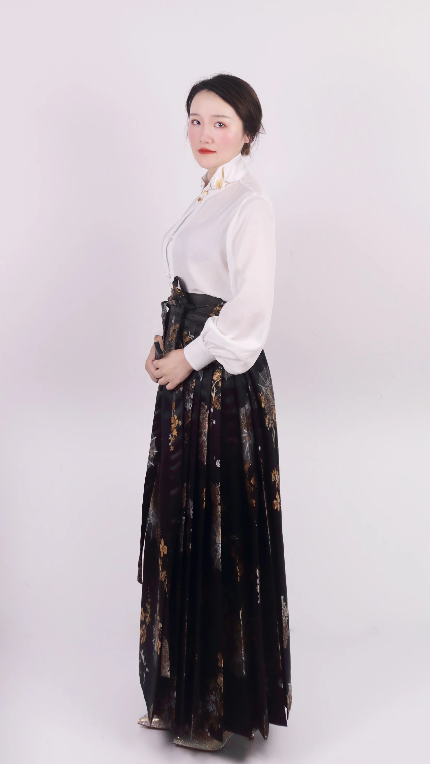 Romantic national style new Chinese embossed weaving new Chinese Song Jin horse face skirt makeup satin elegance beauty