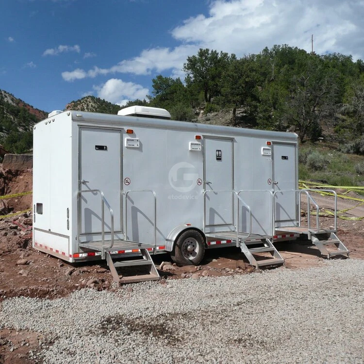 VIP event toilet room trailer mobile luxury design 2/3/4 stalls toilet seat water plumb container rest room on wheels