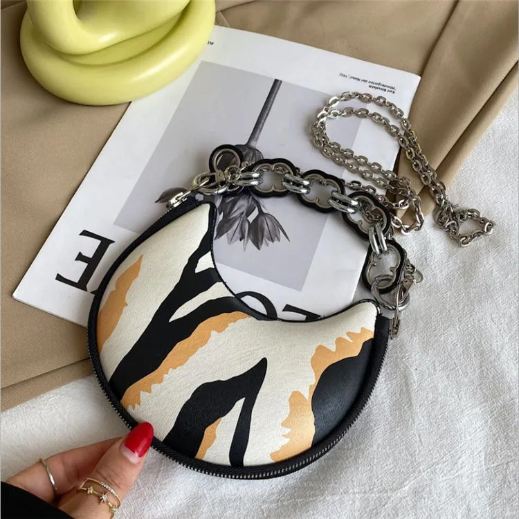 New autumn 2021 crescent-shaped saddle bag for ladies