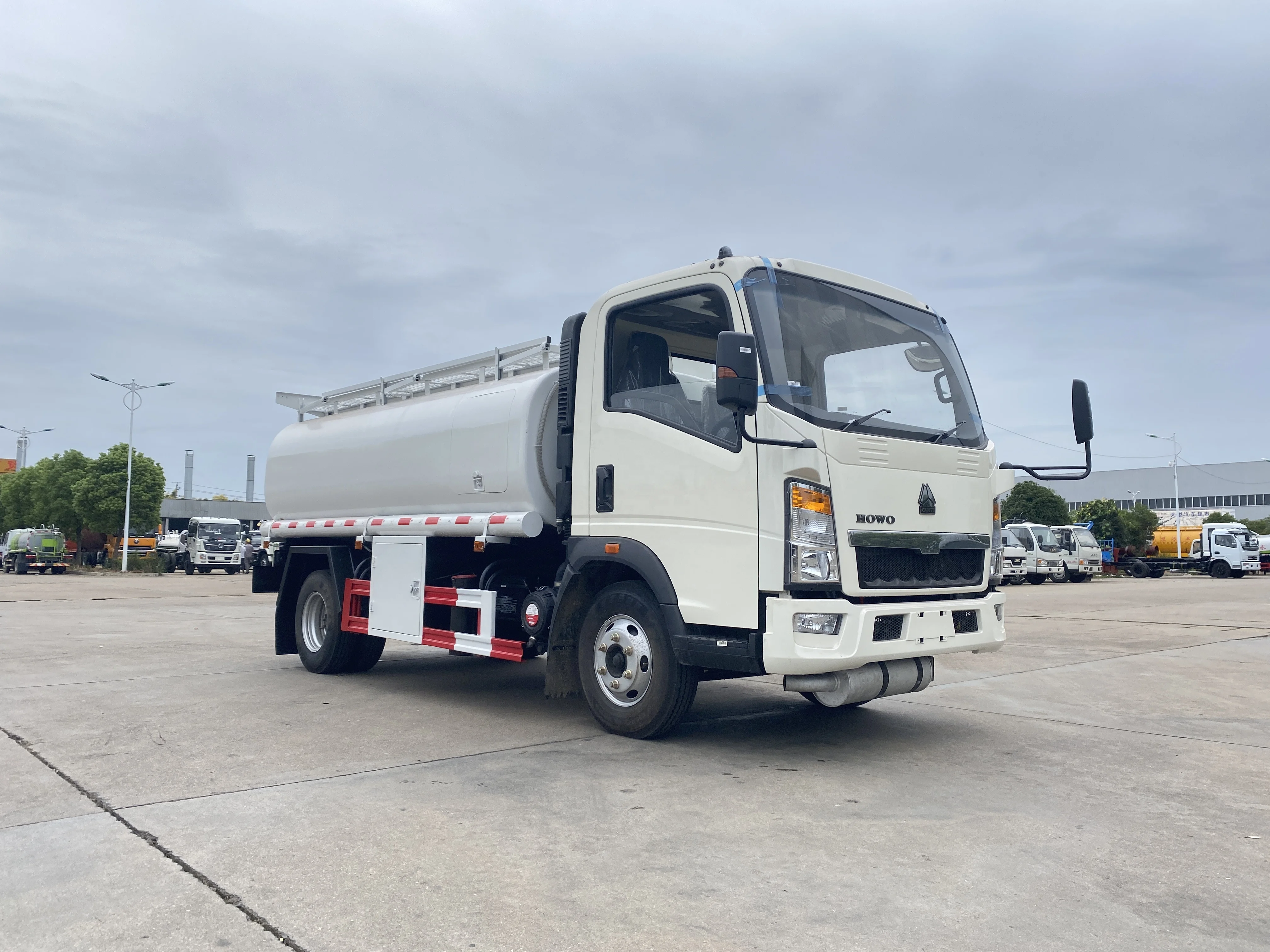 Hot Sale Heavy Duty Sinotruk HOWO 4*2 6*4 20000 5000L Liters Oil Fuel Tank truck Transport Oil Fuel Tanker truck