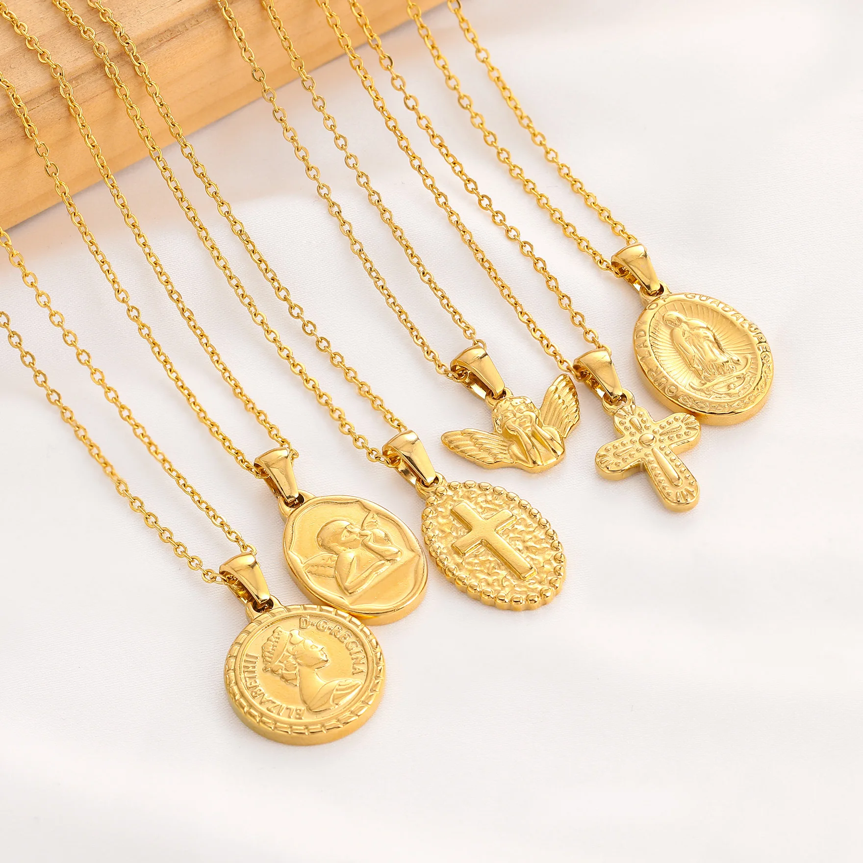 DAIHE Religious Saint Michael Pendant 18k Gold Plated Stainless Steel Virgin Mary Medal Pendant Vintage Guadalupe Necklace