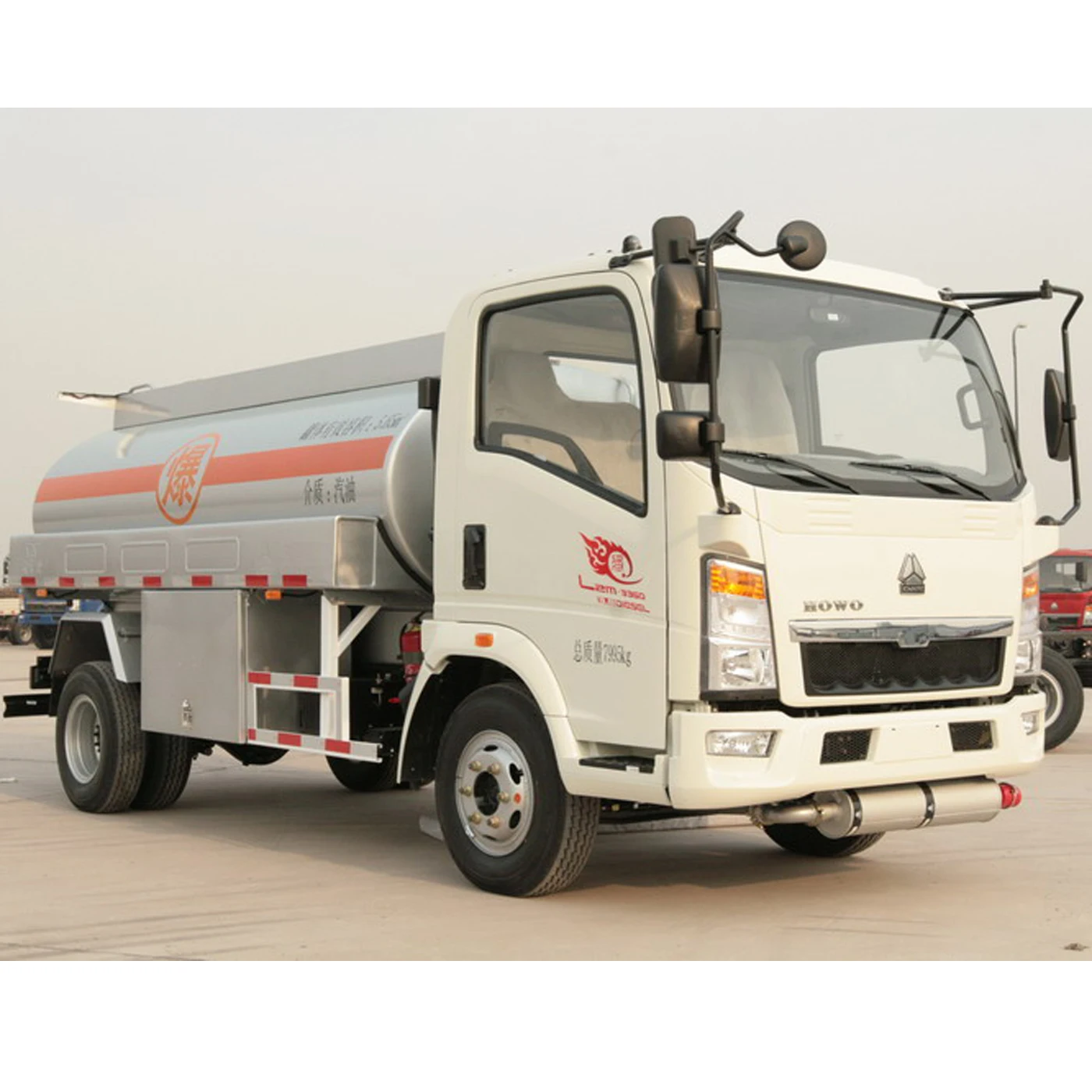 SINOTRUK HOWO Small 5000L Capacity Light Mini Fuel Tanker Truck Oil Truck Refuelling Truck Diesel 1500-2000nm ISO9001 CCC 3800mm