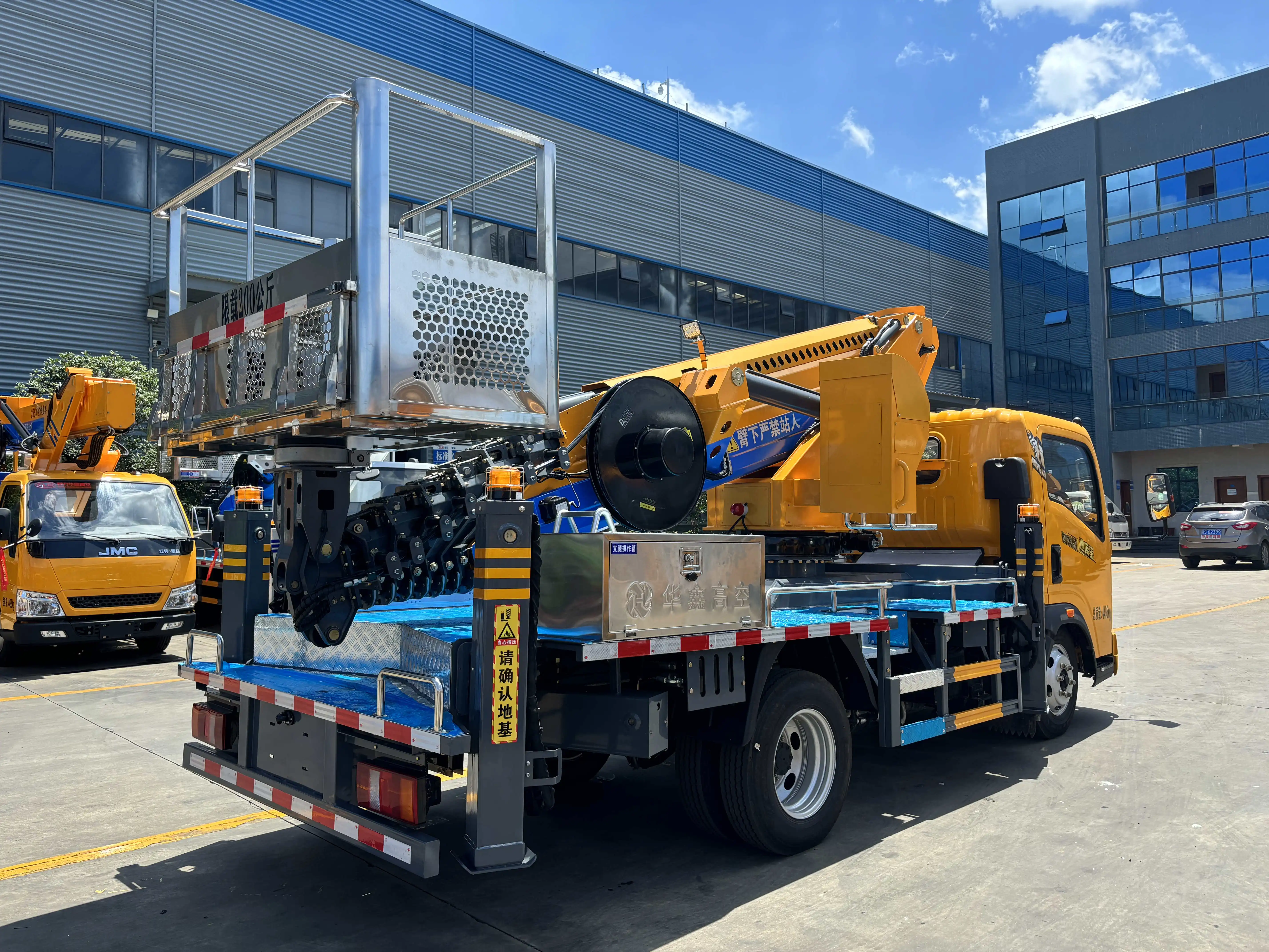 28m manned aerial vehicle support customized aerial construction lift truck heavy truck HOWO