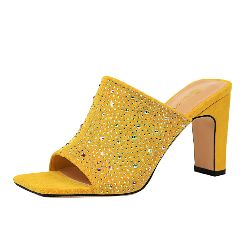 83-6 модных рубашек с цвет шлепанцы со стразами; С тонкой повязкой на толстом высоком каблуке открытым носком с квадратным носком замшевые слово со стразами женские тапочки; Летние туфли