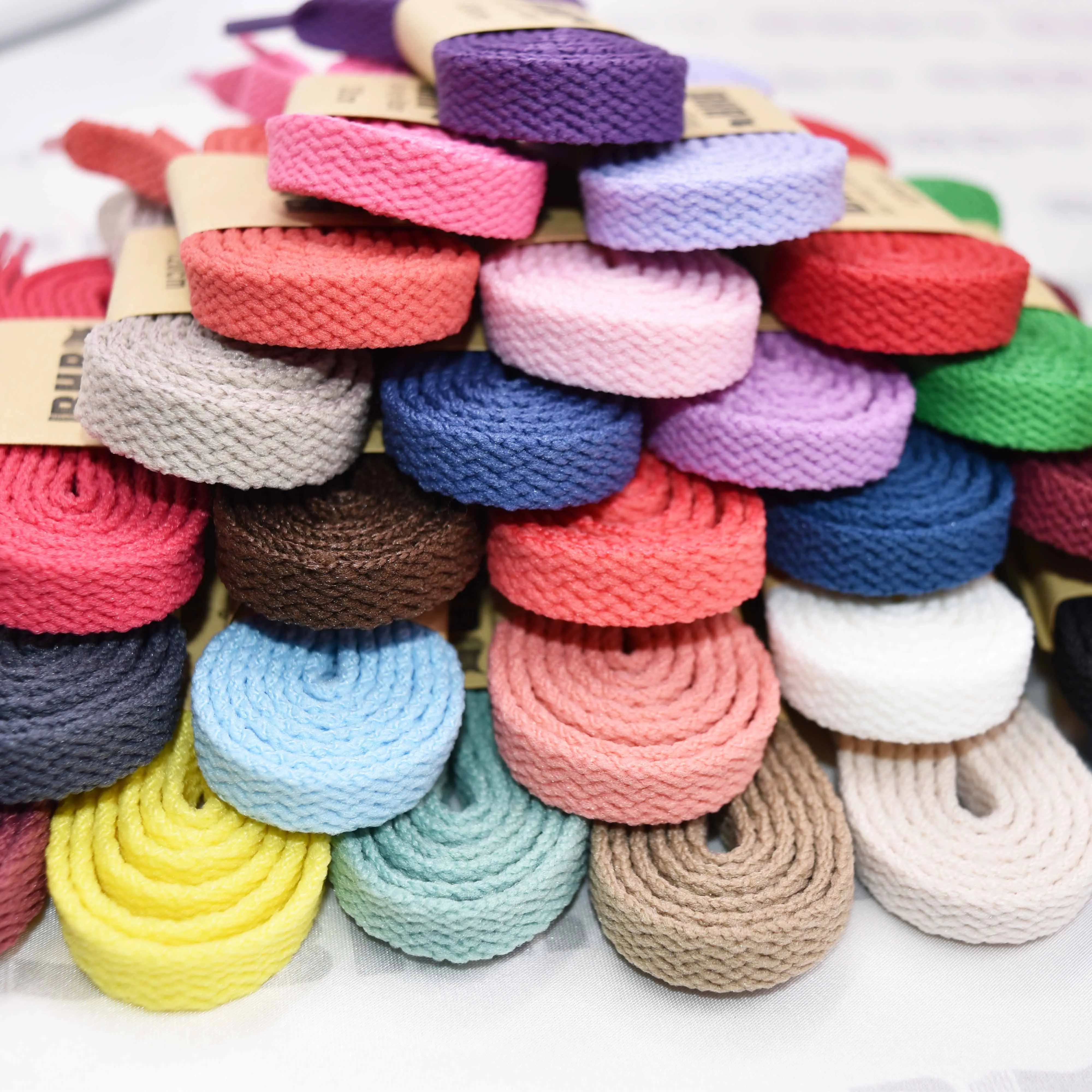 Flat laces low MOQ have stock 8mm plain flat pure colourful shoe laces polyester shoelaces with tips