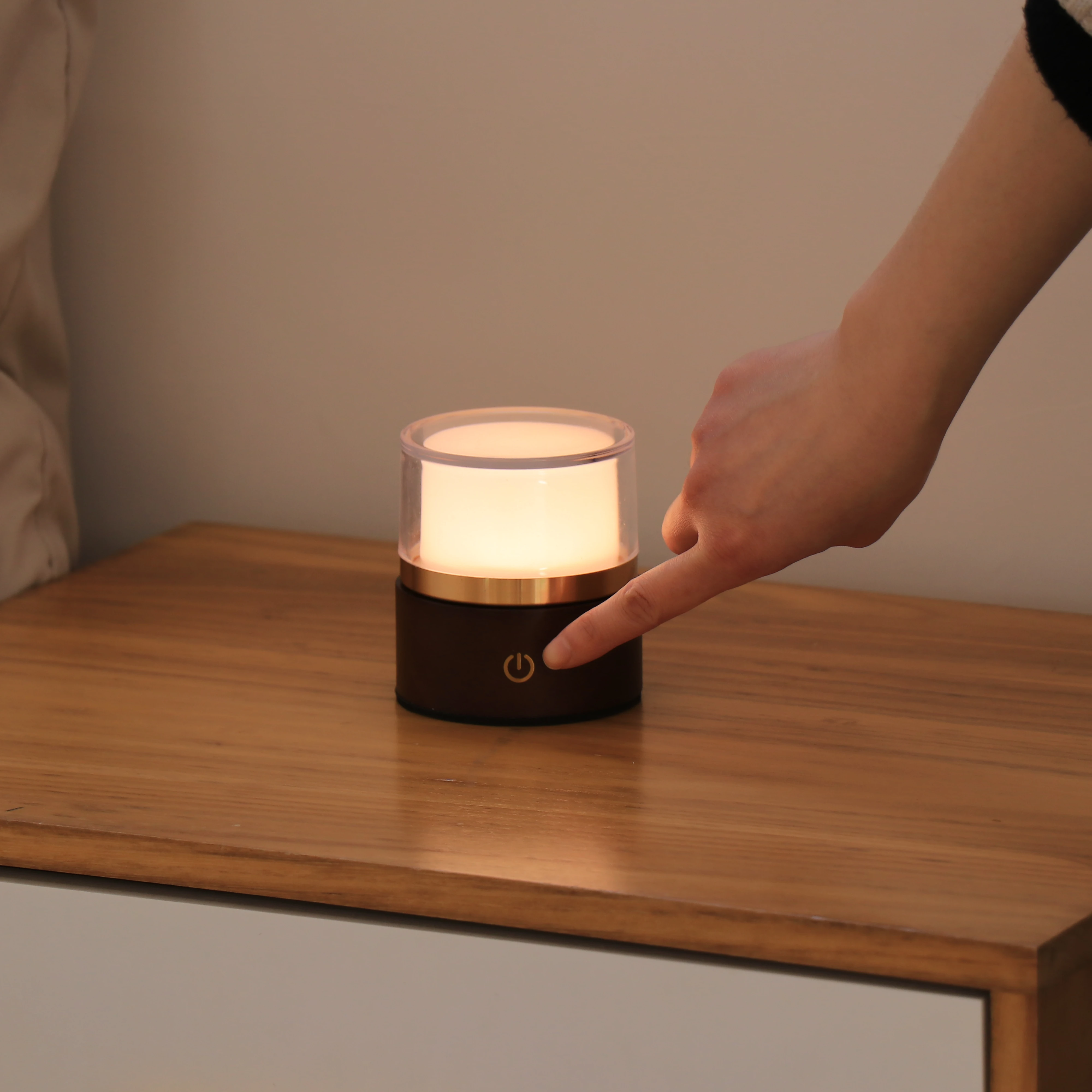 Wholesale low MOQ  portable rechargeable touch LED cordless atmosphere table lamp for bar and restaurant