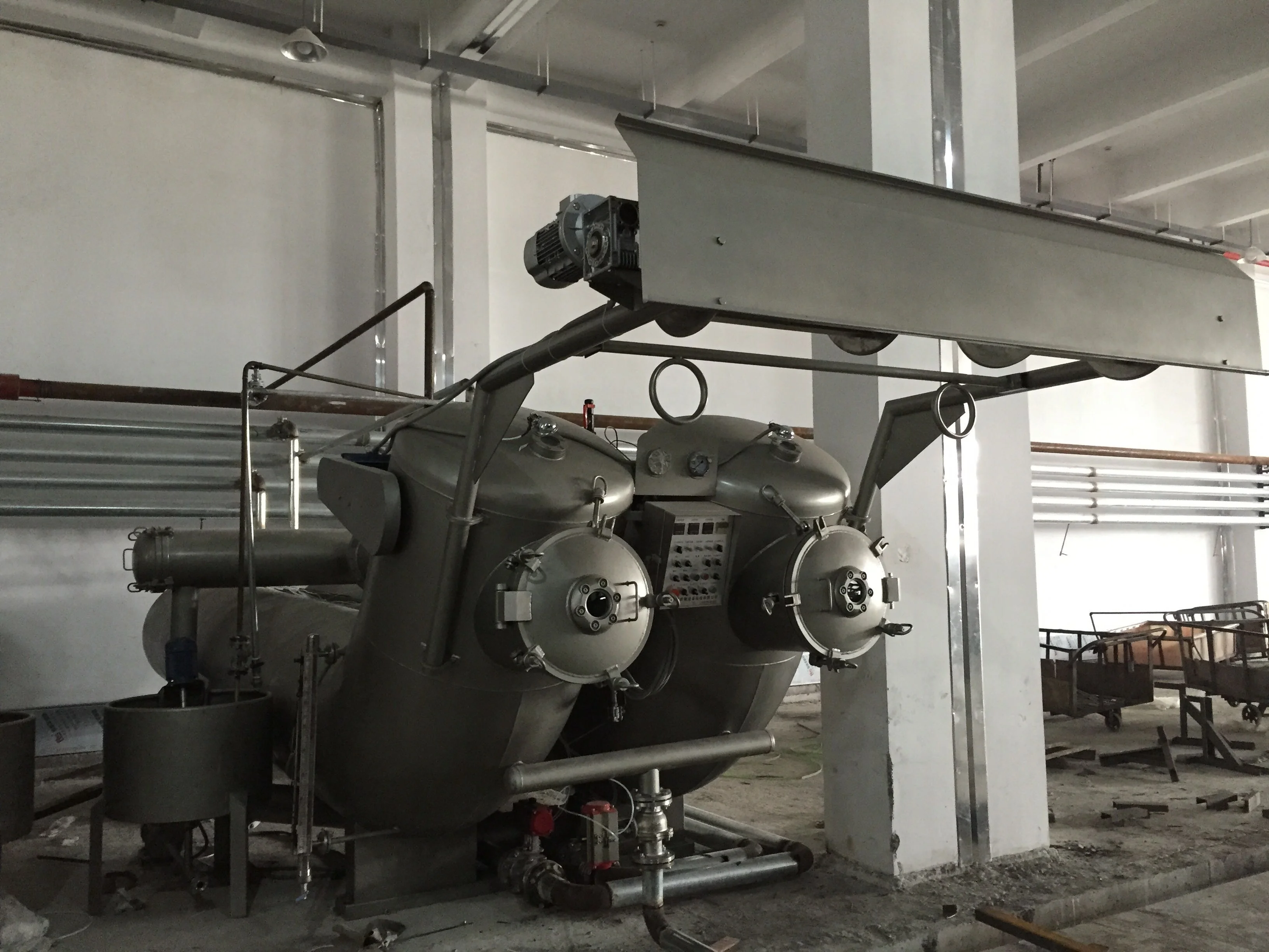 Dyeing machine for