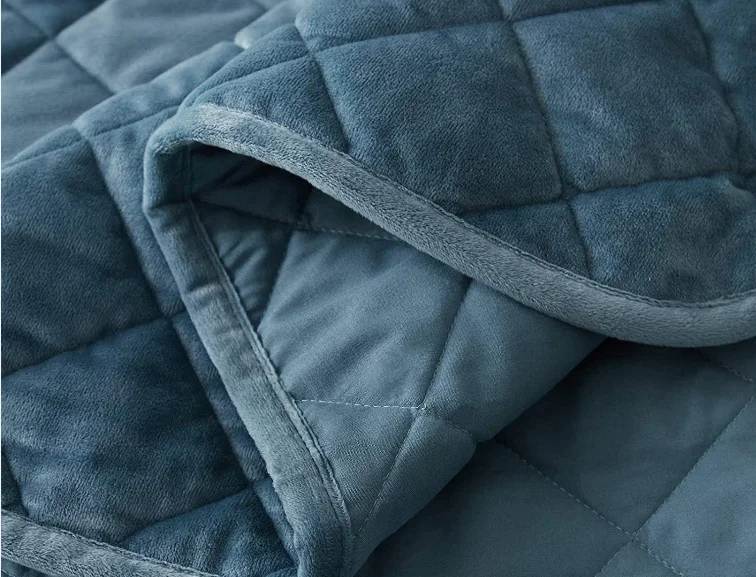 Yintex Bedding Lightweight Comforter Set for All Seasons - Deluxe Bedspread 3-Piece Set, Green Comforter Set with Sheets