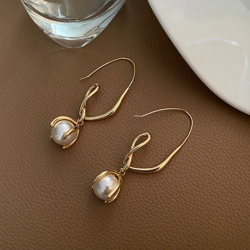 INS Style Elegant Geometric Gold Plated Irregular Claw Setting Pearl Hoop Earrings for Women Jewelry