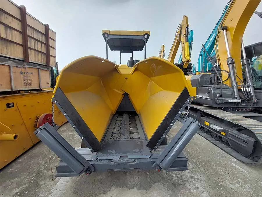 Road Paver 4.5M Paving Width Asphalt Paver 73.5Kw Shangchai Engine from Xuzhou Factory