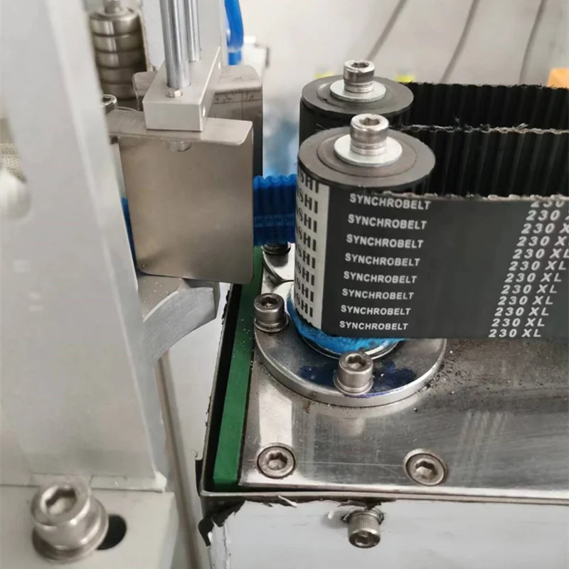 Машина для изготовления одноразовых зажимов из нетканого материала с функцией герметизации и упаковки