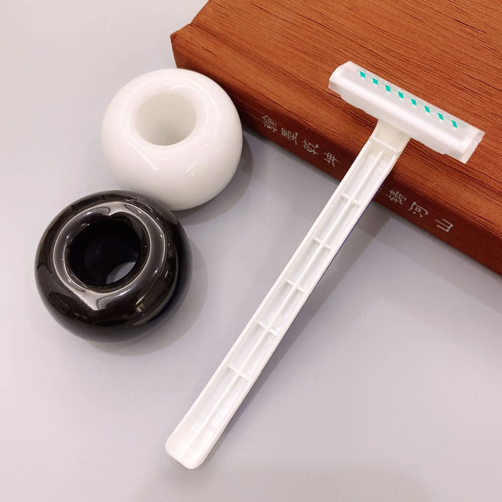 Hot Selling Safety And Hygiene Gememe Double Twin Blade Razor With Disposable Razor For Men or Women