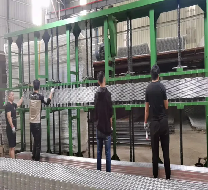 Foshan factory sells   mesh panels of aluminum grating mesh and diamond Windows