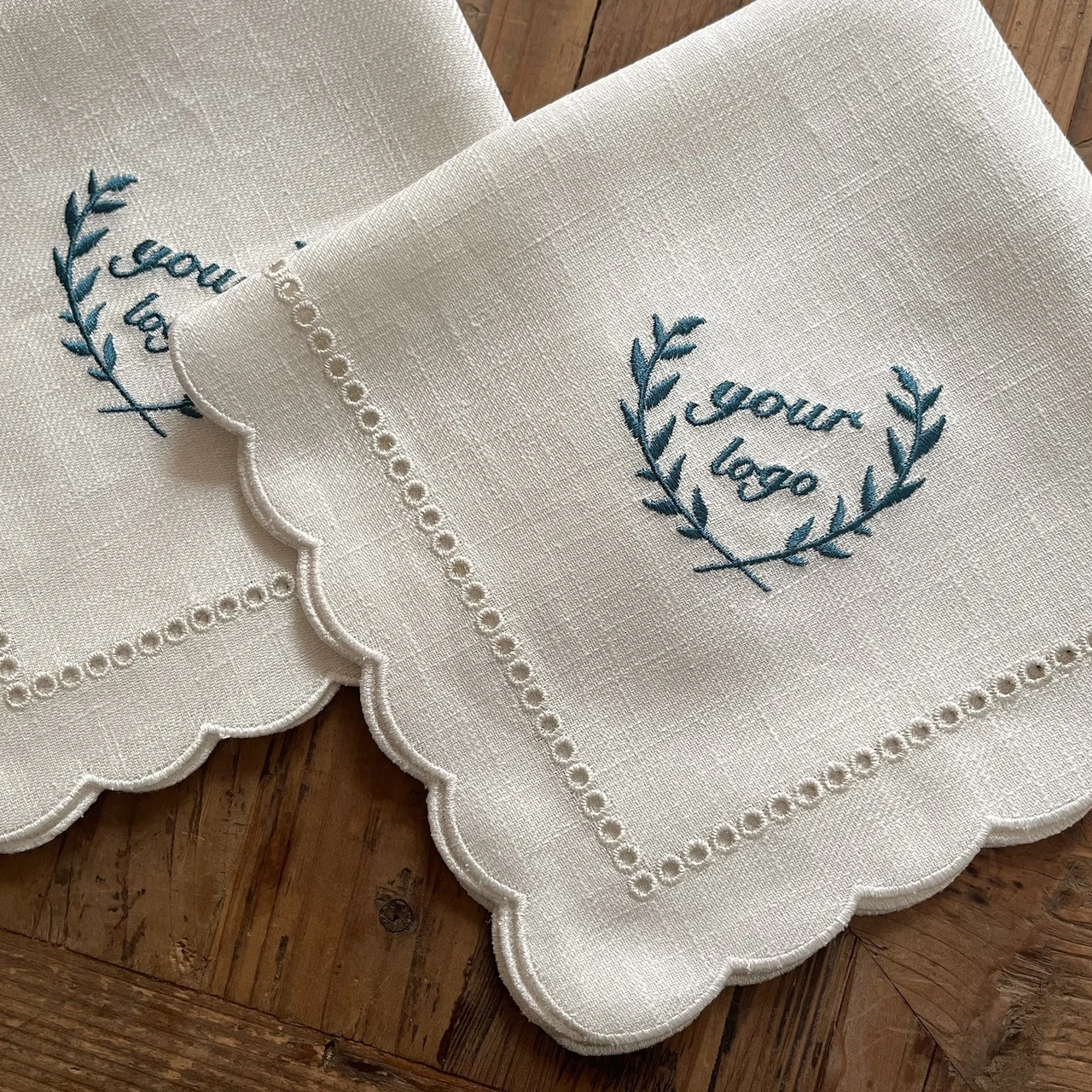 Custom Logo Monogram Embroidered Linen Cloth Napkin for Dinner Table Scalloped Edge Laser Embroidery 100% Ramie Elegant Dining