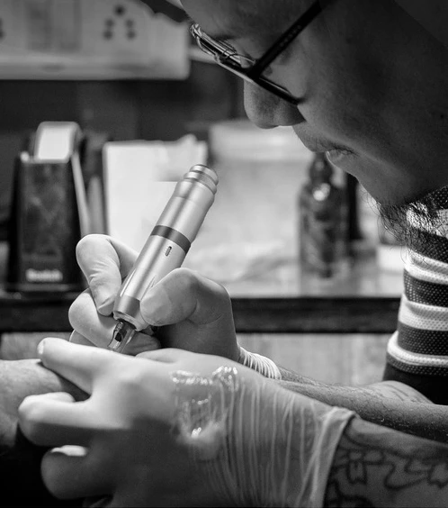 Wireless Use Tattoo Machines Pen Gun 2000 Mah Battery Kit Tattoo Artist Device Gold Colors Wholesale Permanent Makeup