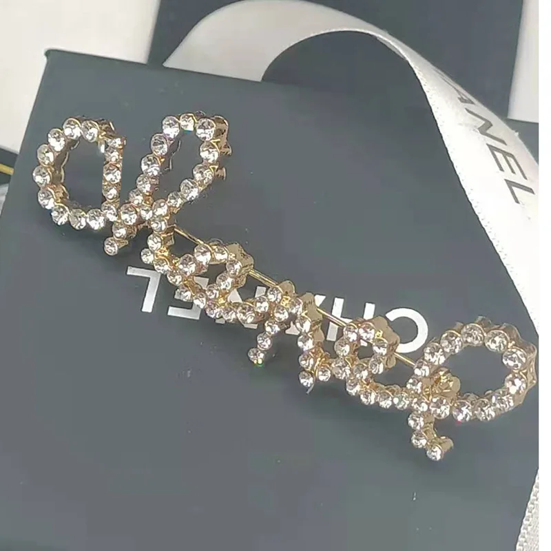 Popular Designer Brand Super Flash Rhinestone Letter Brooch Temperament Joker Suit Exquisite And elegant Accessories Pin