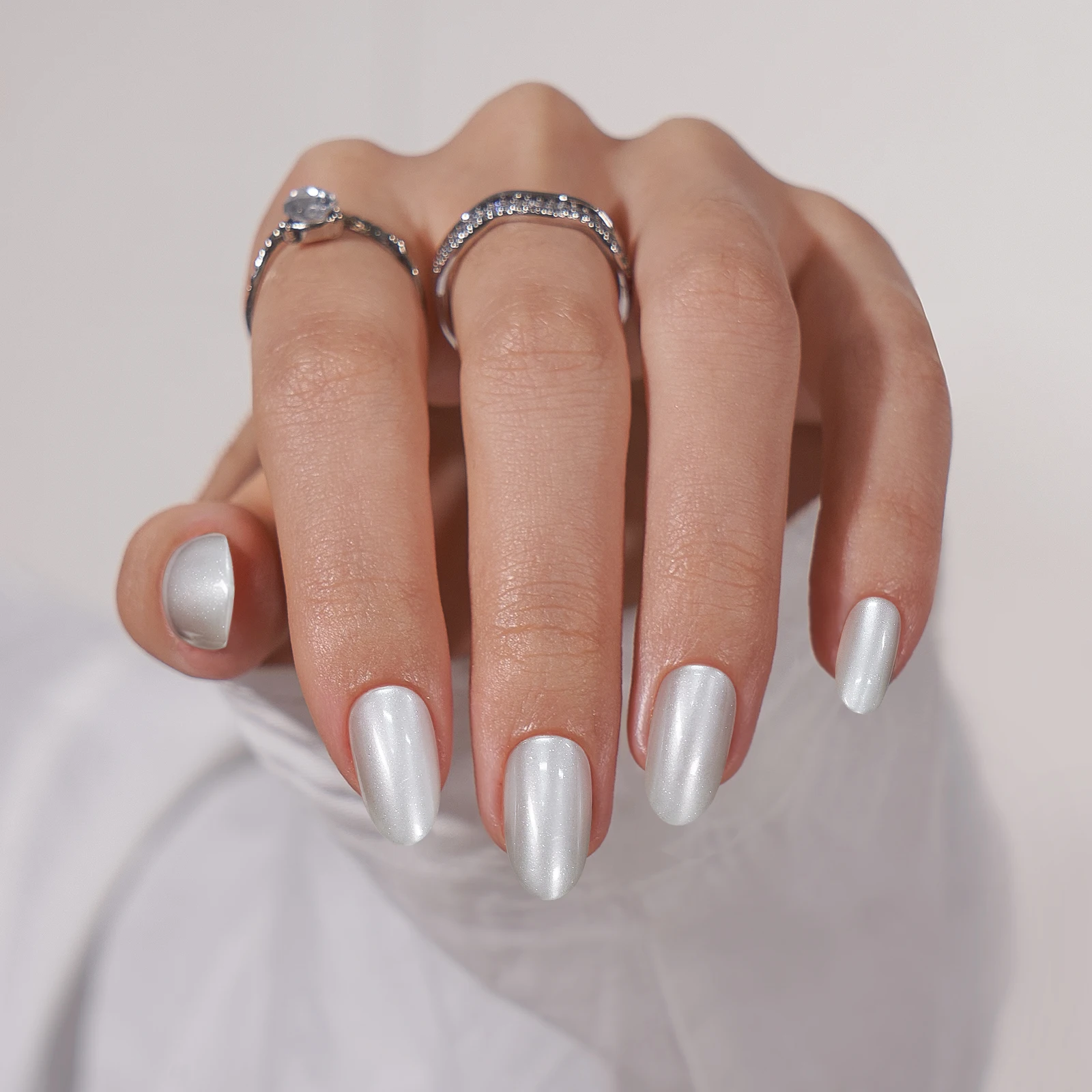 Private Label 30pcs Artificial Fake False Nails Wholesale Soft Gels Luxury Short Oval White Glitter Shiny Luxury Press On Nails