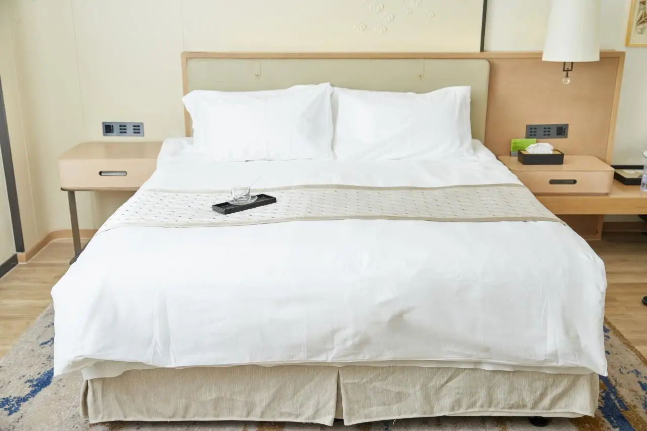 Одноразовый нетканый набор из четырех предметов простыня пододеяльник подушка