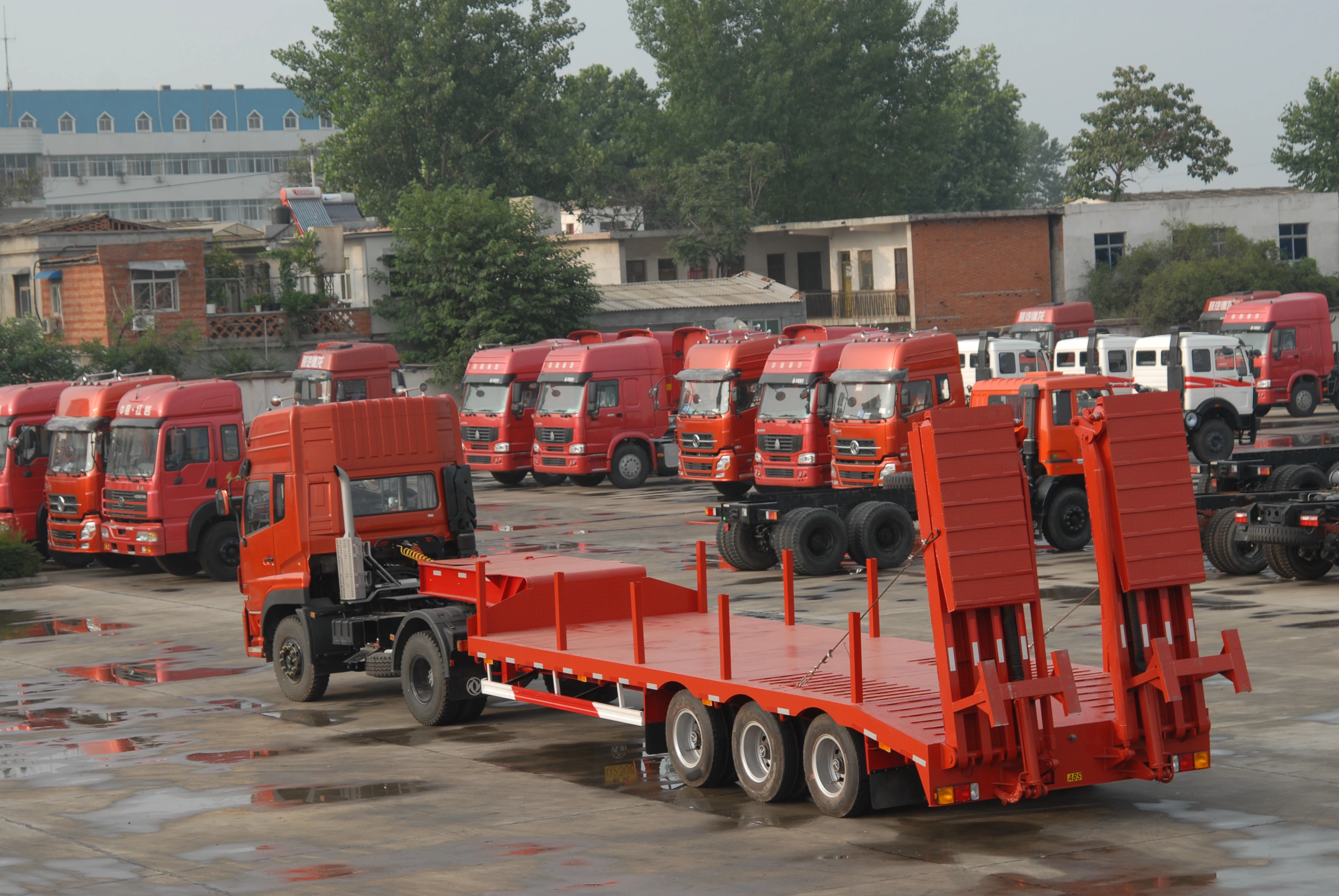 CIMC HUAJUN бренд 3 оси тяжелых низкорамный полуприцеп с гидравлической рампой