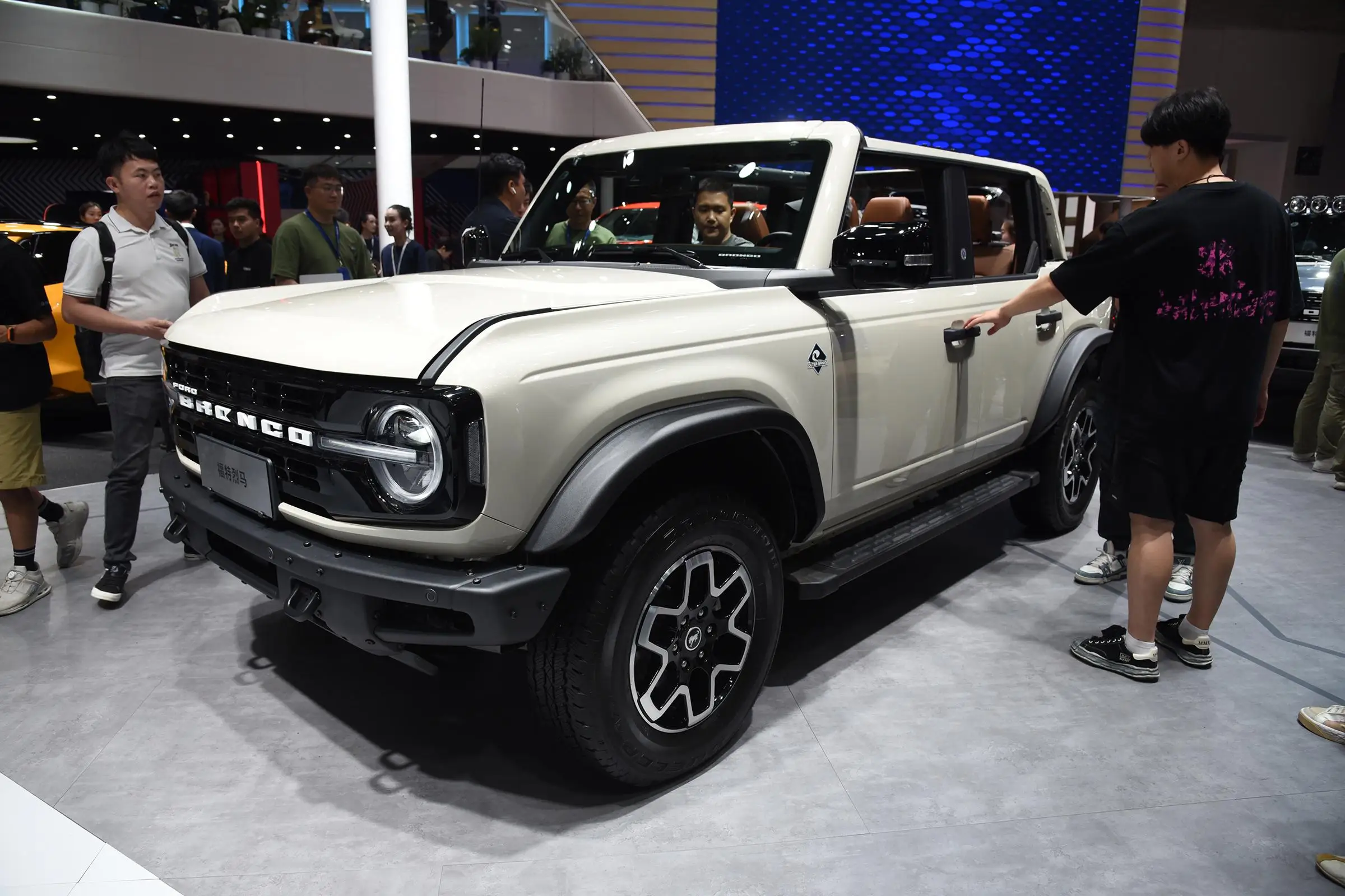 Бронко аксессуары для 2021 автомобиля Передняя лебедка Бампер Ford Bronco 2022 2 двери 4