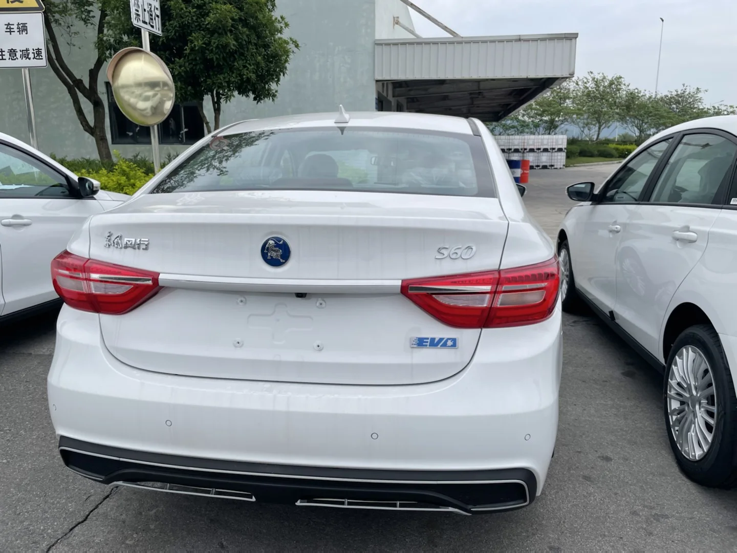 Hot Sale Dongfeng PHEV Sedan New Mini SUV with High Speed Light Interior Color Lithium Battery EV Model Rear Camera for Sale