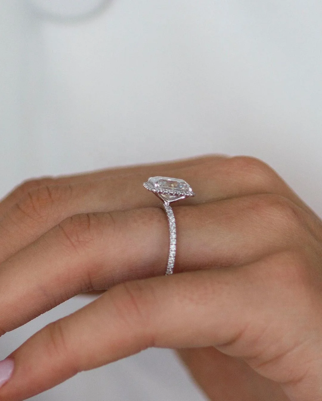 Jovovasmile 2 Carat Center 8x6mm Modern Radiant Cut 18K White Gold Moissanite Wedding Ring for Woman Engagement