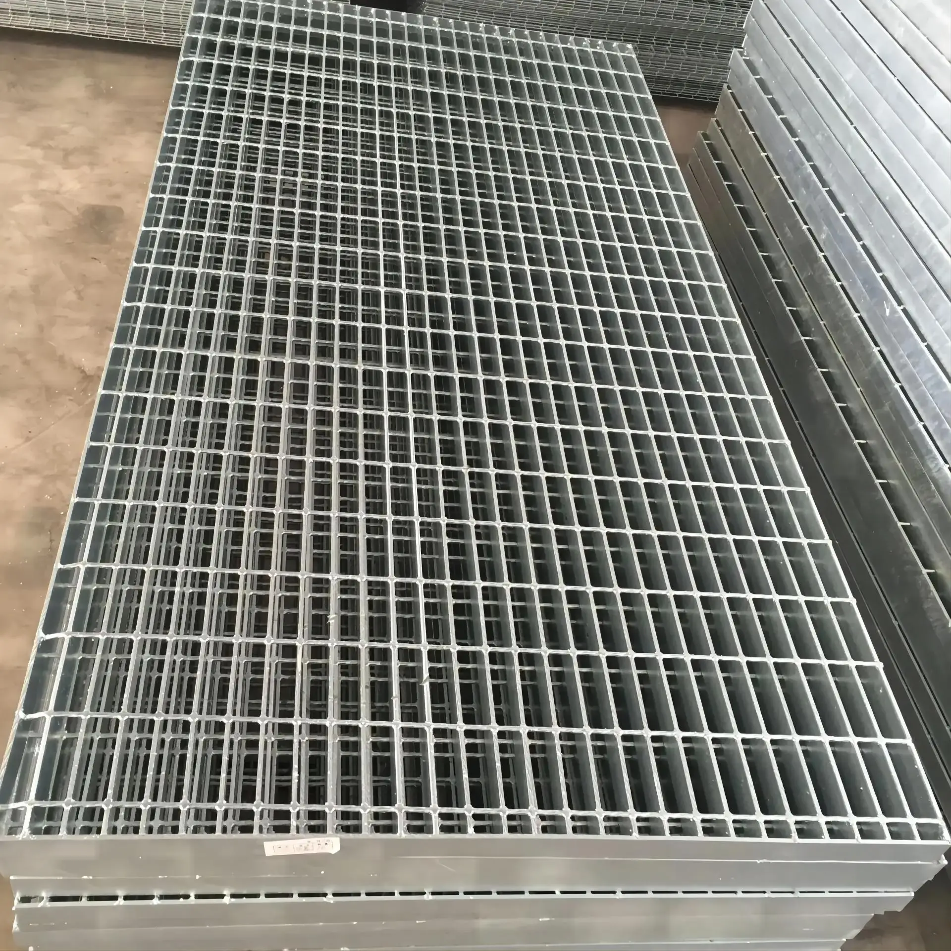 Factory SupplyGrating Heavy Duty Drain  Waterproof Manhole Cover Grate Metal Serrated Drainage Covers Steel Grating For Drainage
