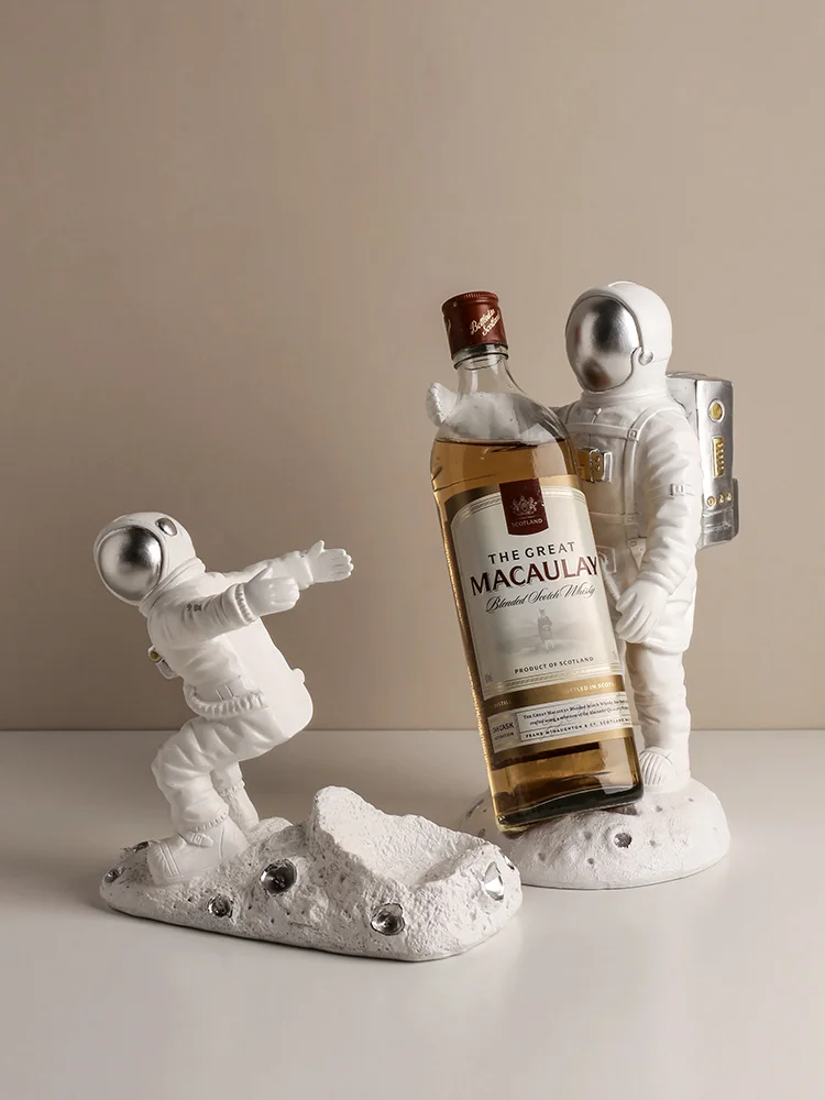 BHM Wall-mounted Hot Sale Astronaut Modern Sculpture ornaments decoration for desk table