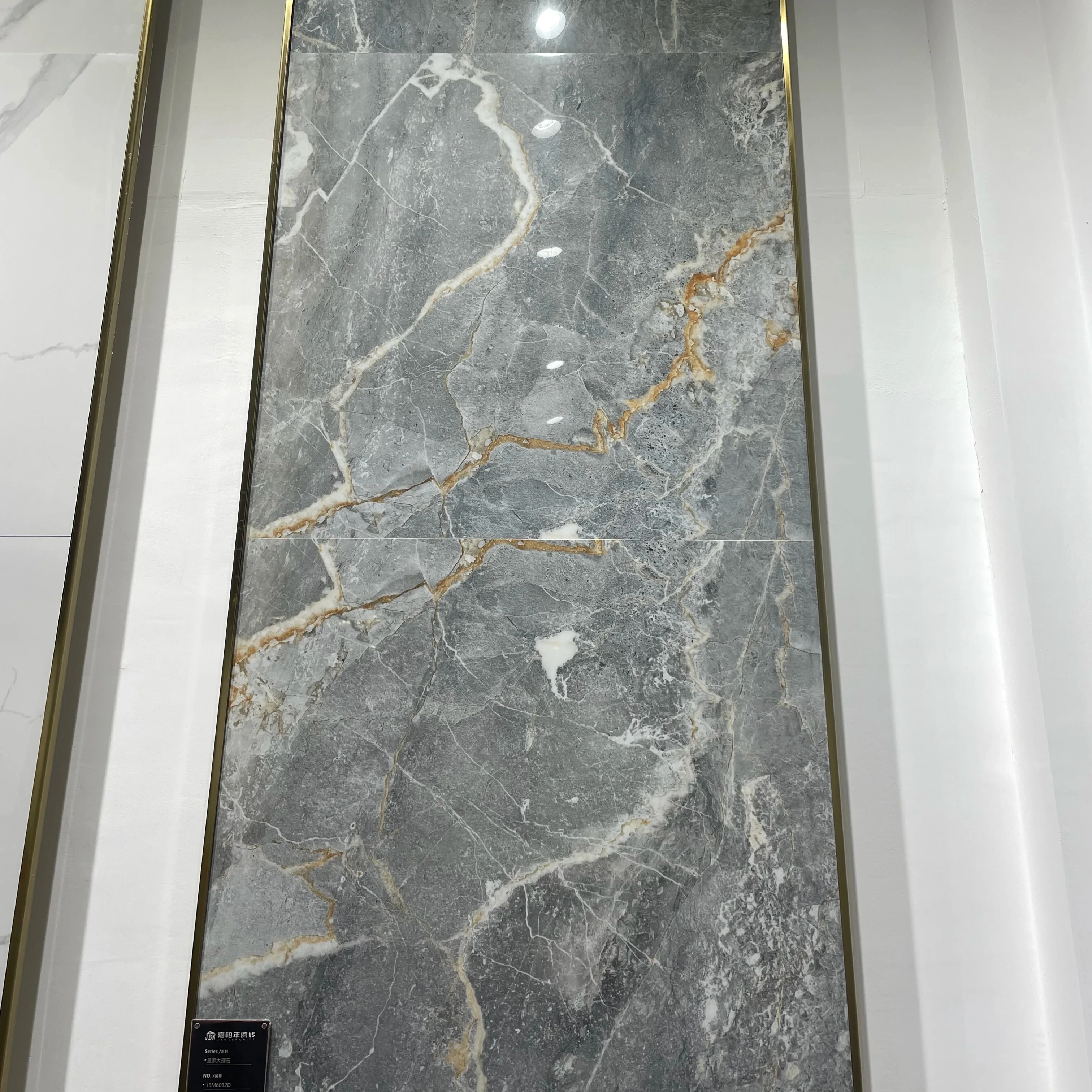 Foshan 600x600 Роскошная Глянцевая элегантная цементная глазурованная фарфоровая плитка современный дизайн для гостиной и внутренней стены OEM