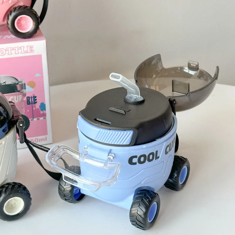 Seaygift children kids gifts creative Fun toys Mars cool car shaped plastic water bottle baby plastic straw drink cup with wheel