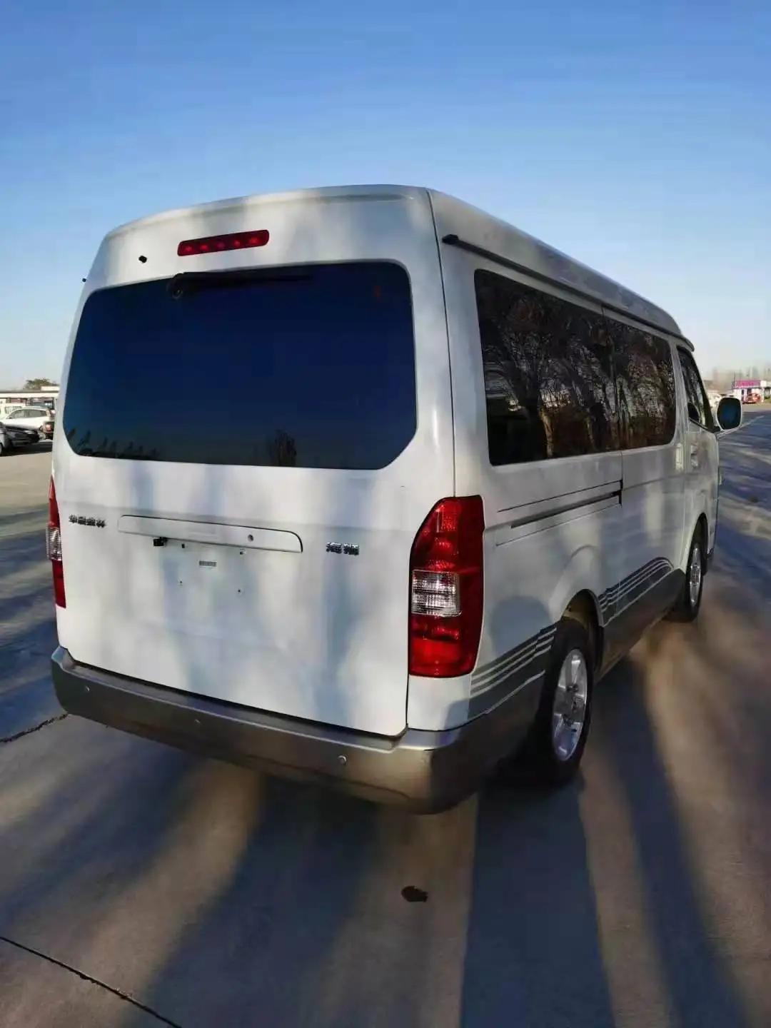 Китайский мини-автобус Huachen Jinbei Hiace 9