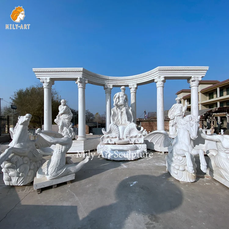 Открытый большой фонтан di Trevi мраморный