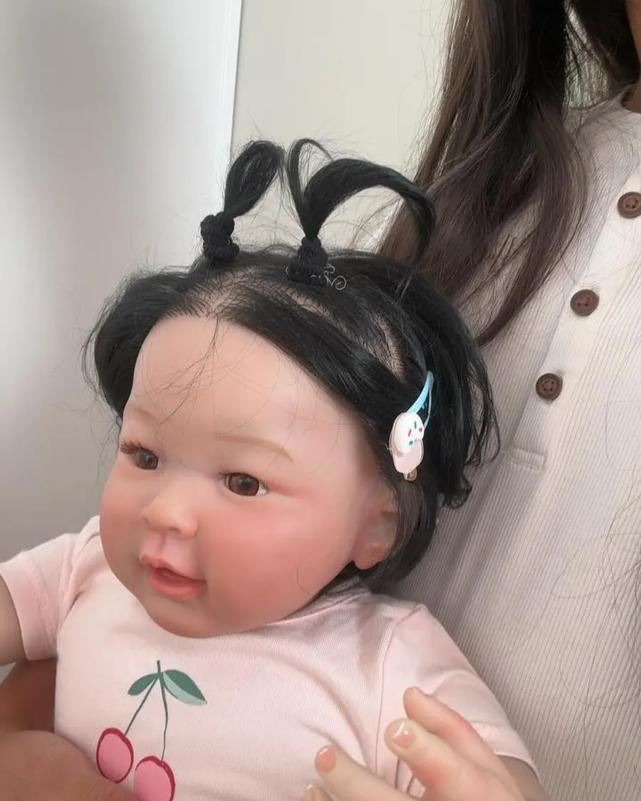 Hot Sale Elegant Black Hair Shiny Eyes Smiling Angel Cute Little Girl Reborn Doll 22 Inch 55cm Realistic Newborn Doll