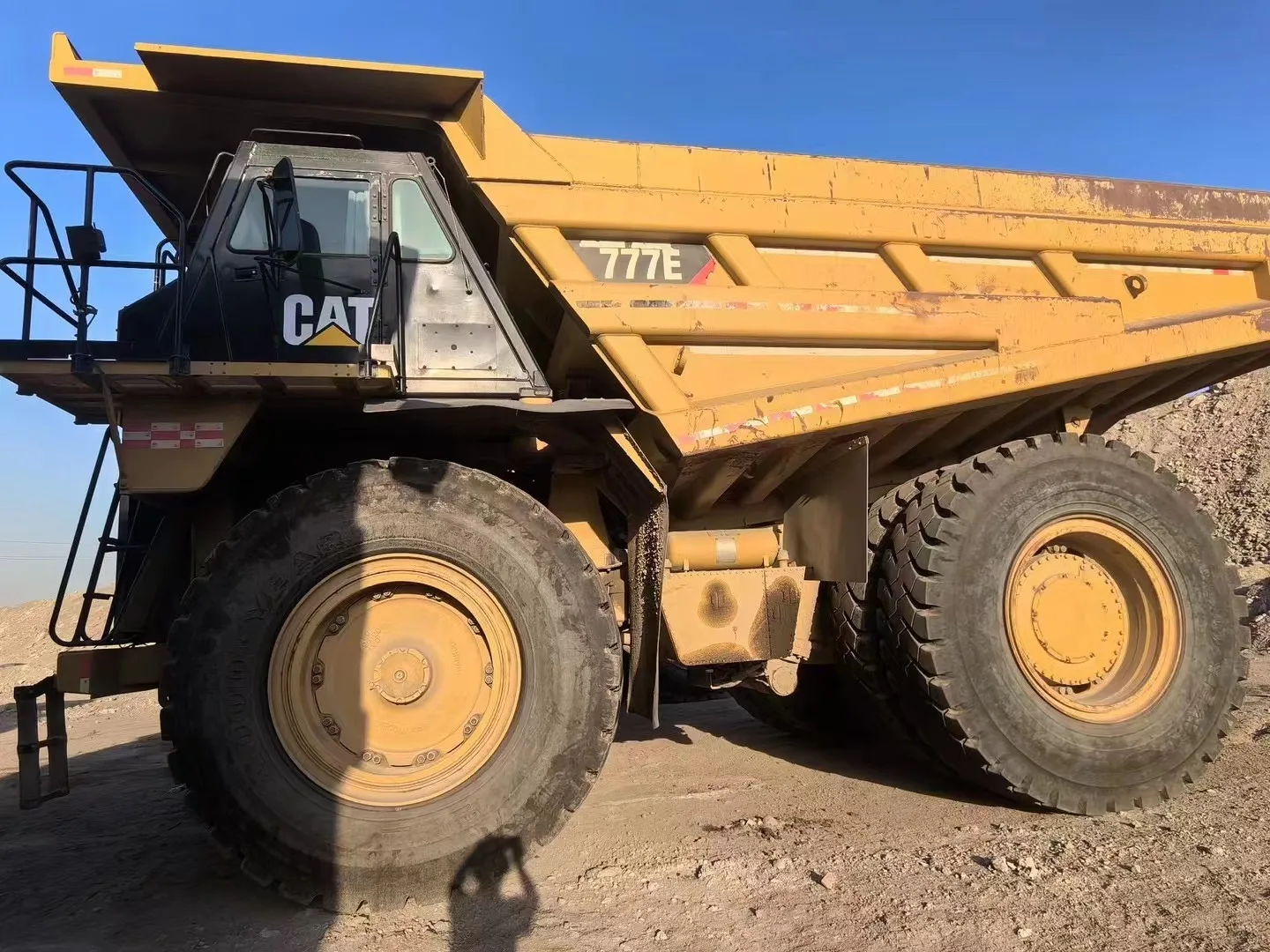Подержанный самосвал CAT 777E высокого качества в хорошем состоянии
