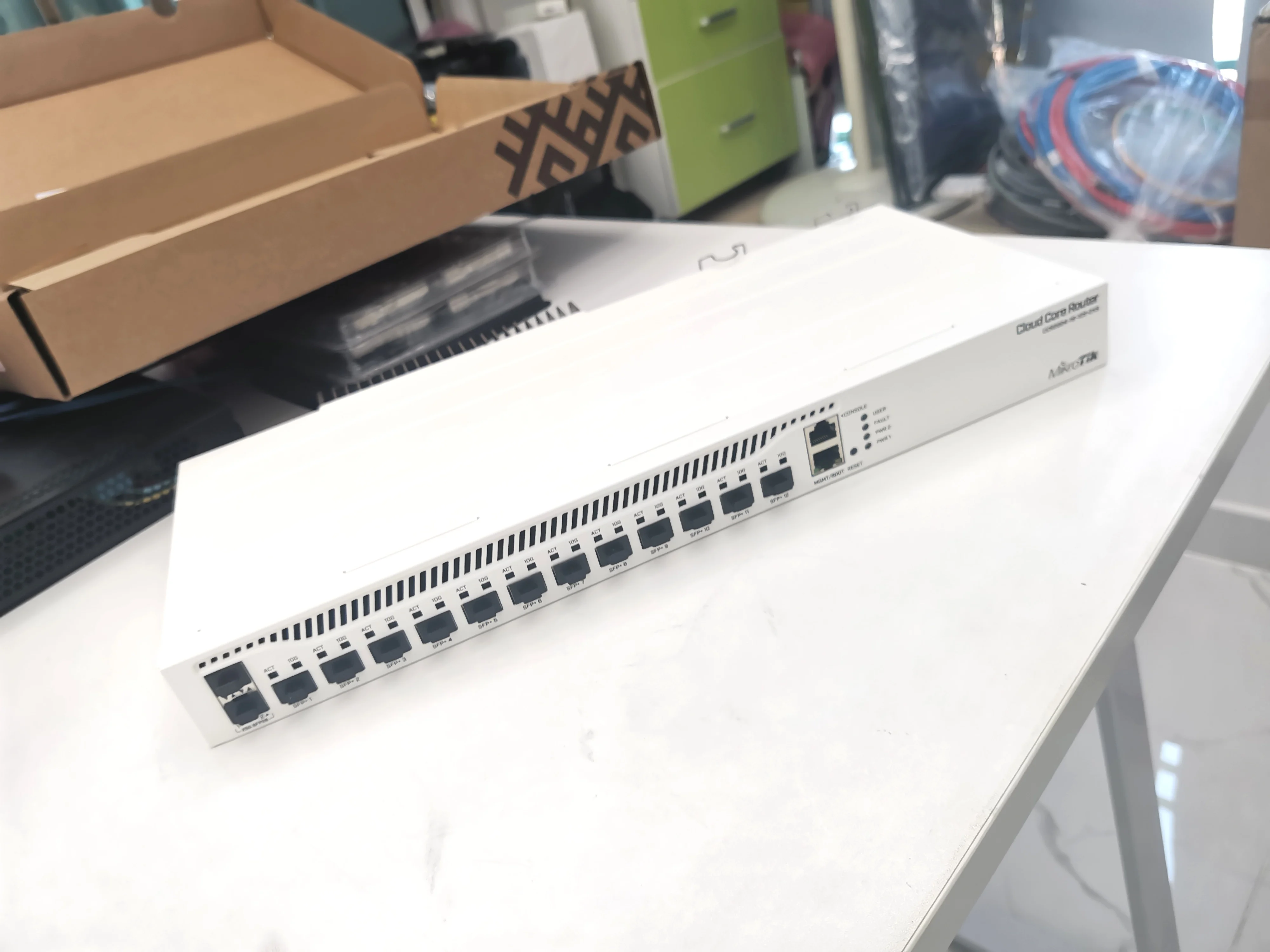 Новый и оригинальный оптический портовый маршрутизатор Mikrotik CCR2004-1G-12S + 2XS