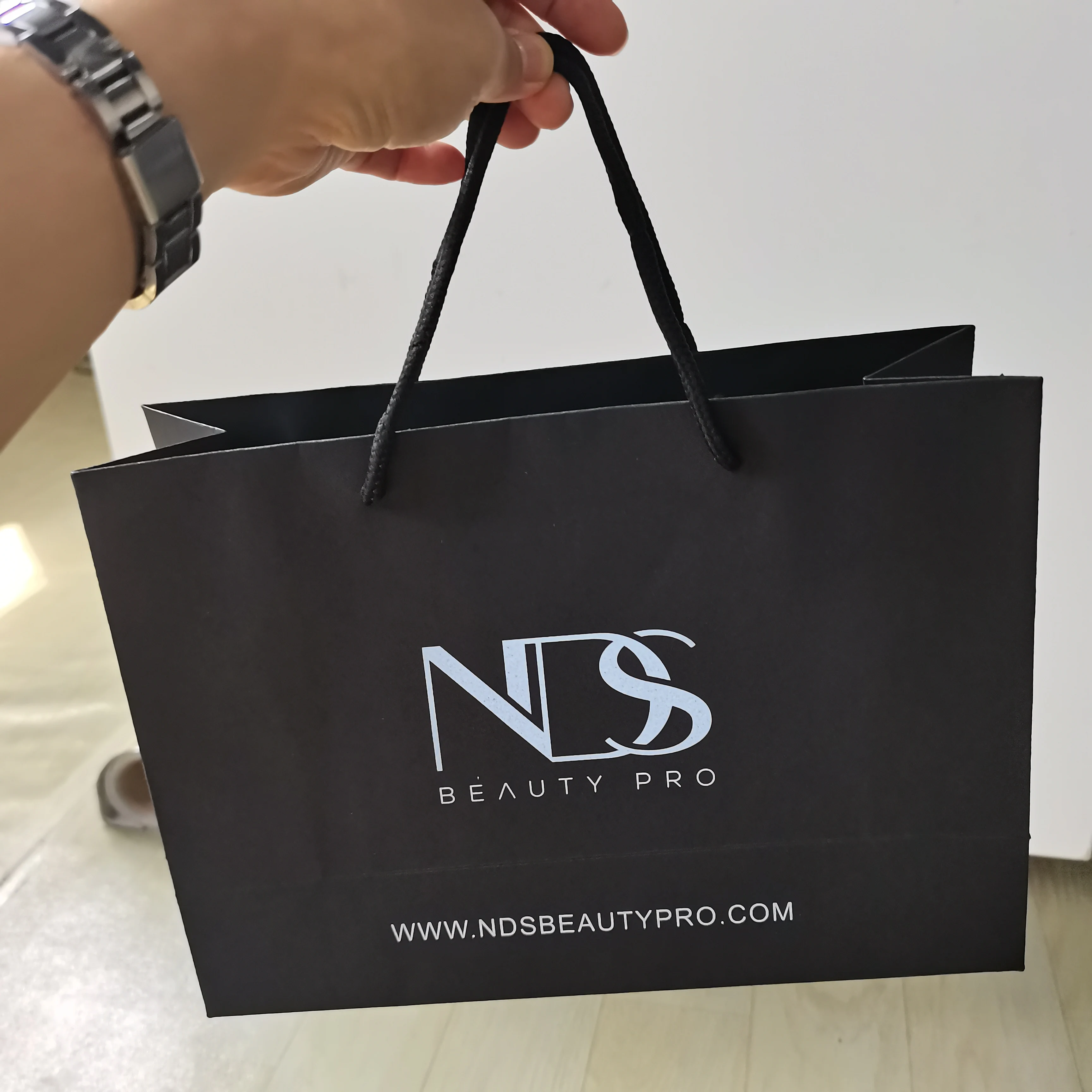 Wholesale Luxury Black Shoes Clothes packaging Paper bags Printed Custom Logo Clothing Shopping Gift Jewelry Wine Paper bag